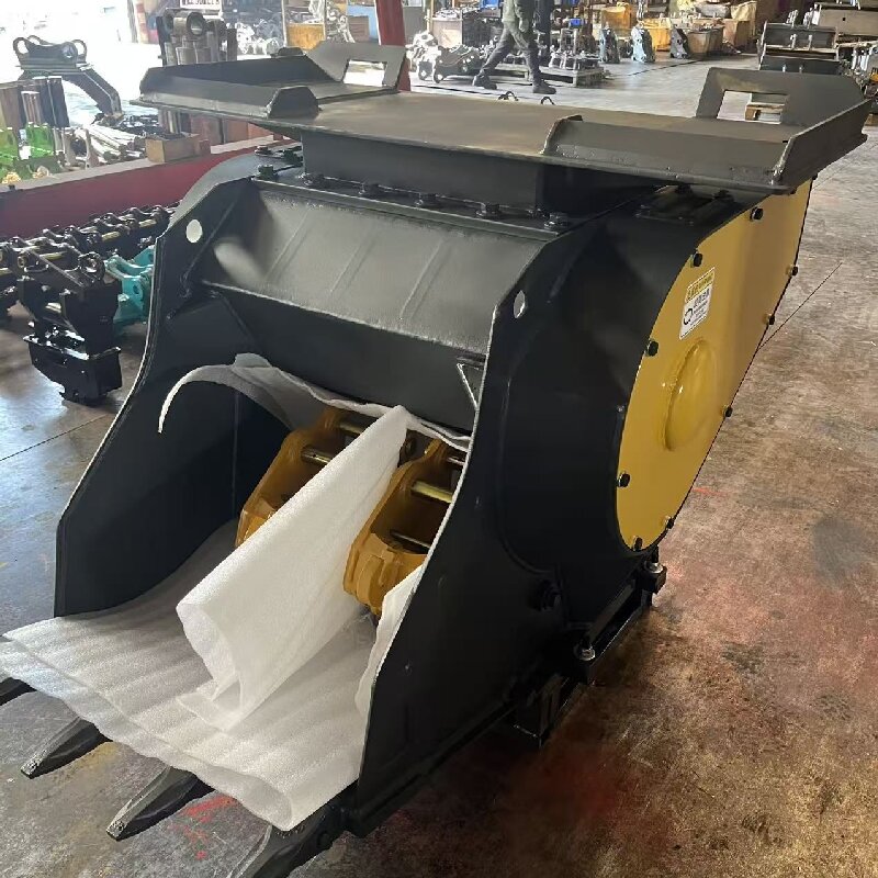 Heavy Equipment With Bucket - Hydraulische beton- en steenbrekerbak voor graafmachines,